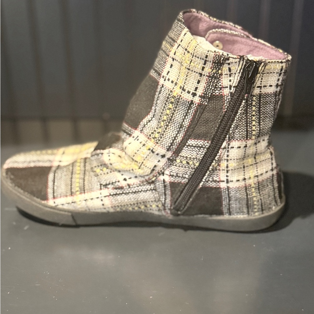 Blowfish Plaid Flannel Hobbit Ankle Boots Sz 7.5 equivalent - Picture 3 of 11